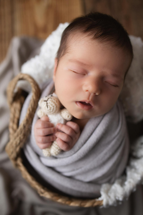 Baby mit Schaf beim Fotoshootings