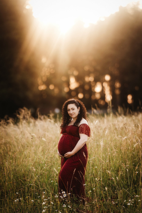 Schwangerschaftsshooting bei Sonnenuntergang